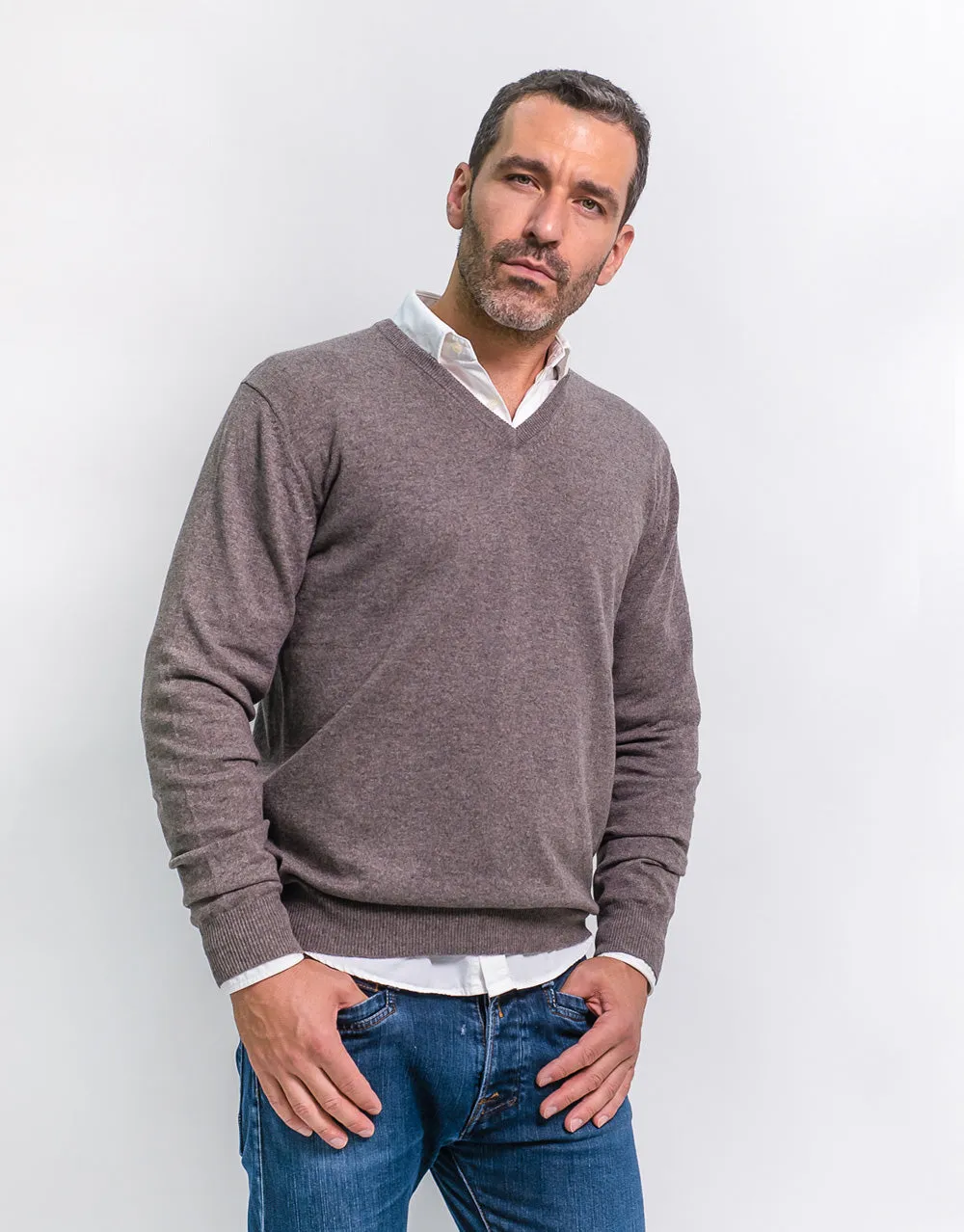 The Classic Cashmere V-Neck Pullover in Bison